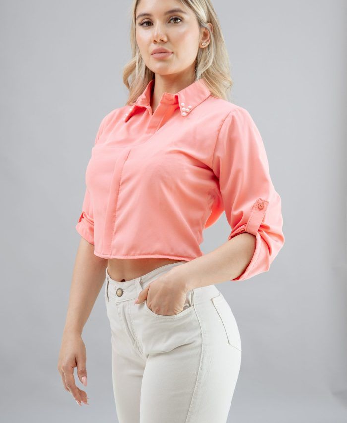 Blusa con perlas en el cuello estilo camisero