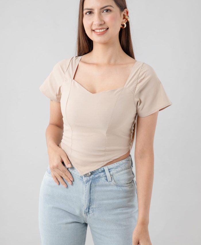 Blusa ceñida con corte en punta al frente