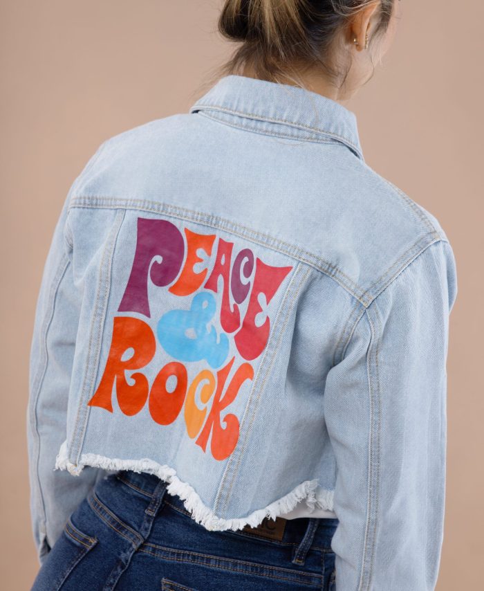 Chaqueta corta con estampado en la espalda